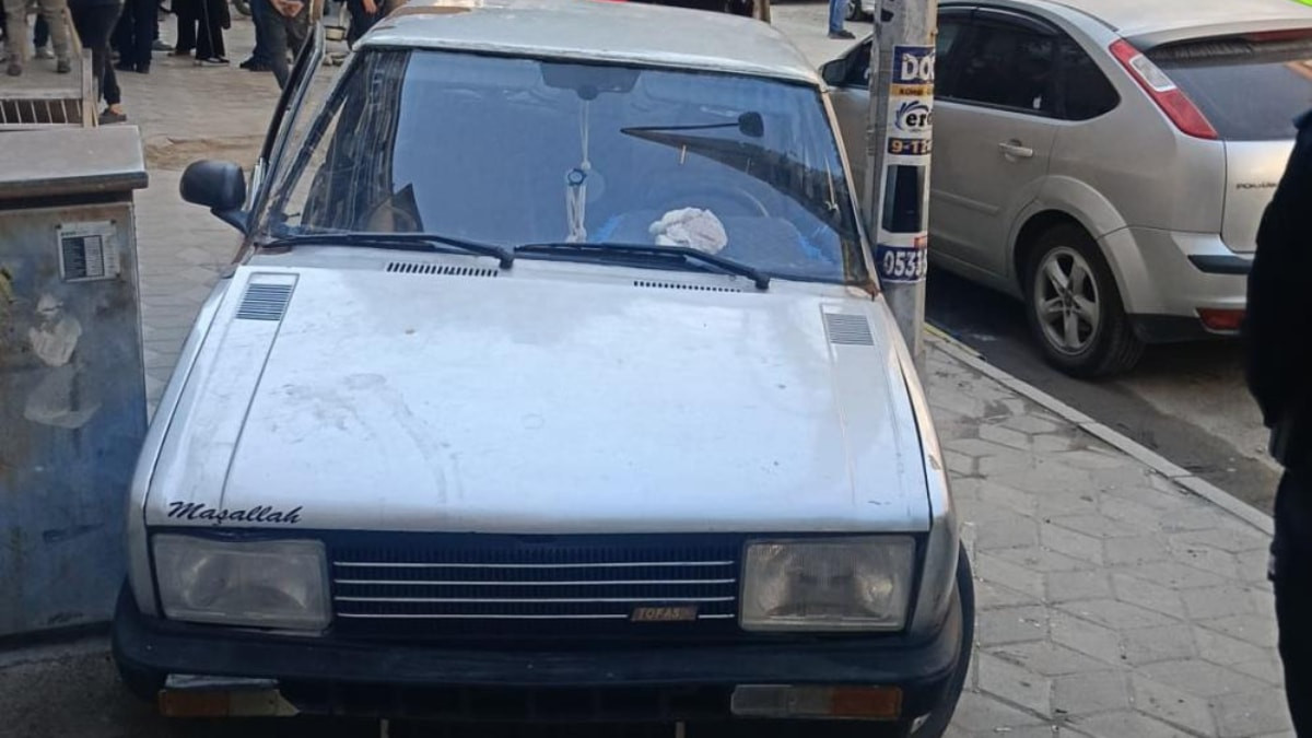 Manisa'da polisten kaçan plakasız otomobil kaldırımda sıkıştı
