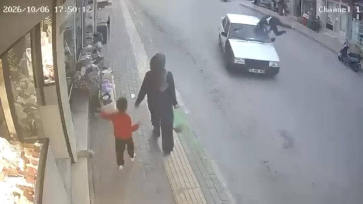 Bursa'da otomobil yayaya çarptı: Kaza anı kamerada
