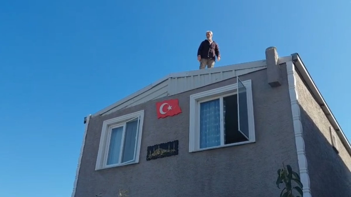 Bursa'da yıkım gerilimi: Evlerinin çatısına çıkıp çalışmaları engellemeye çalıştılar