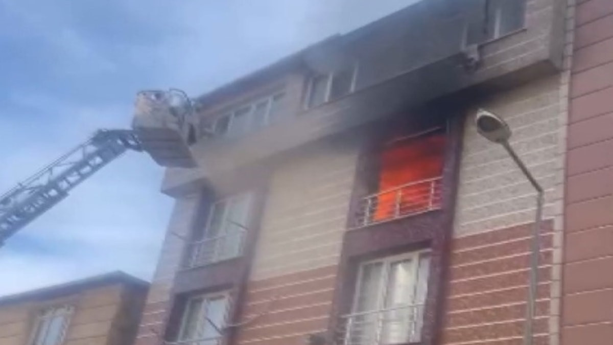 İstanbul'da yangında mahsur kalan 1'i bebek 5 kişinin kurtarıldığı anlar kamerada