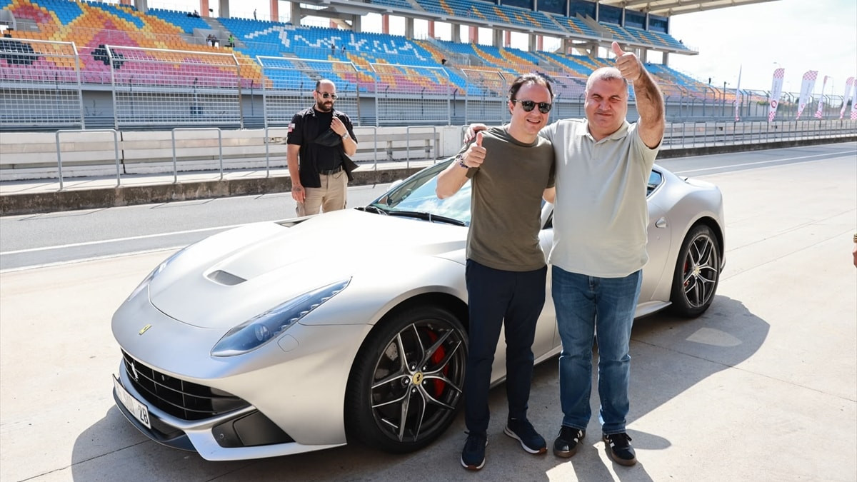 Felipe Massa, görme engelli Levent Karadöl ile piste çıktı