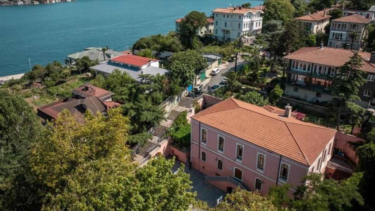 156 yıllık Emirgan İlkokulu tarihi binasında öğrencilerini geleceğe hazırlıyor