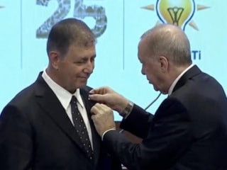Cumhurbaşkanı Erdoğan, Cemil Tugay'a rozetini taktı