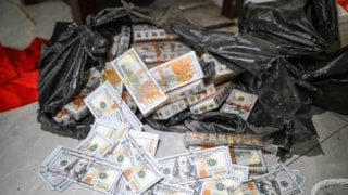 ATM'nin üzerinde buldu, içinden servet çıktı: İlk işi bakın ne oldu