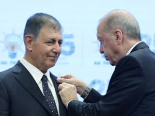 Cumhurbaşkanı Erdoğan, Cemil Tugay'a rozetini taktı