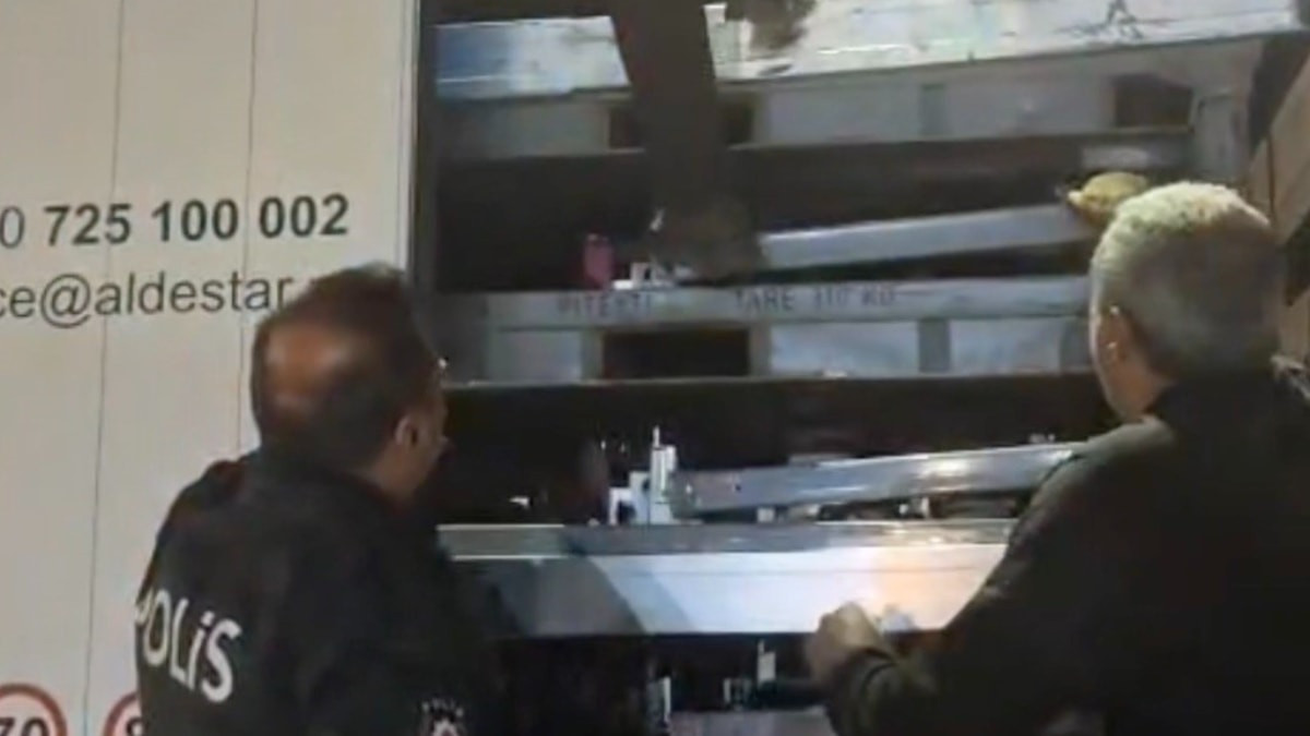 Çanakkale'de tır dorsesinde gizlenen 5 kaçak göçmen yakalandı