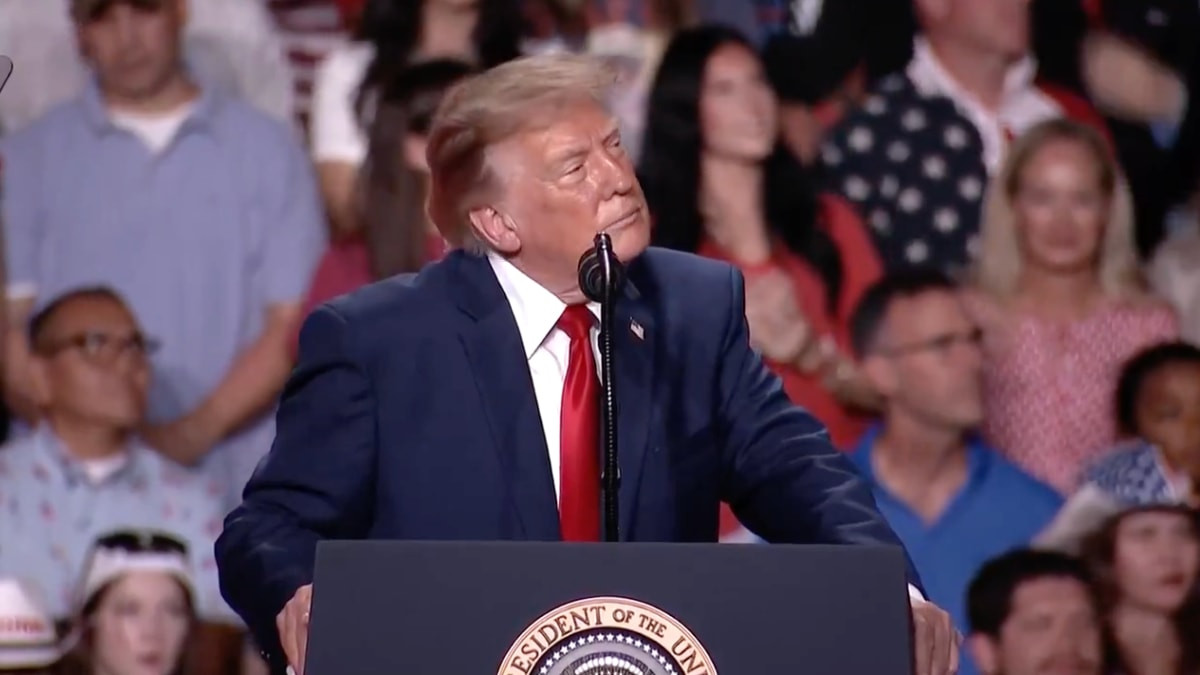 Donald Trump'ın konuşması protestocular tarafından defalarca bölündü