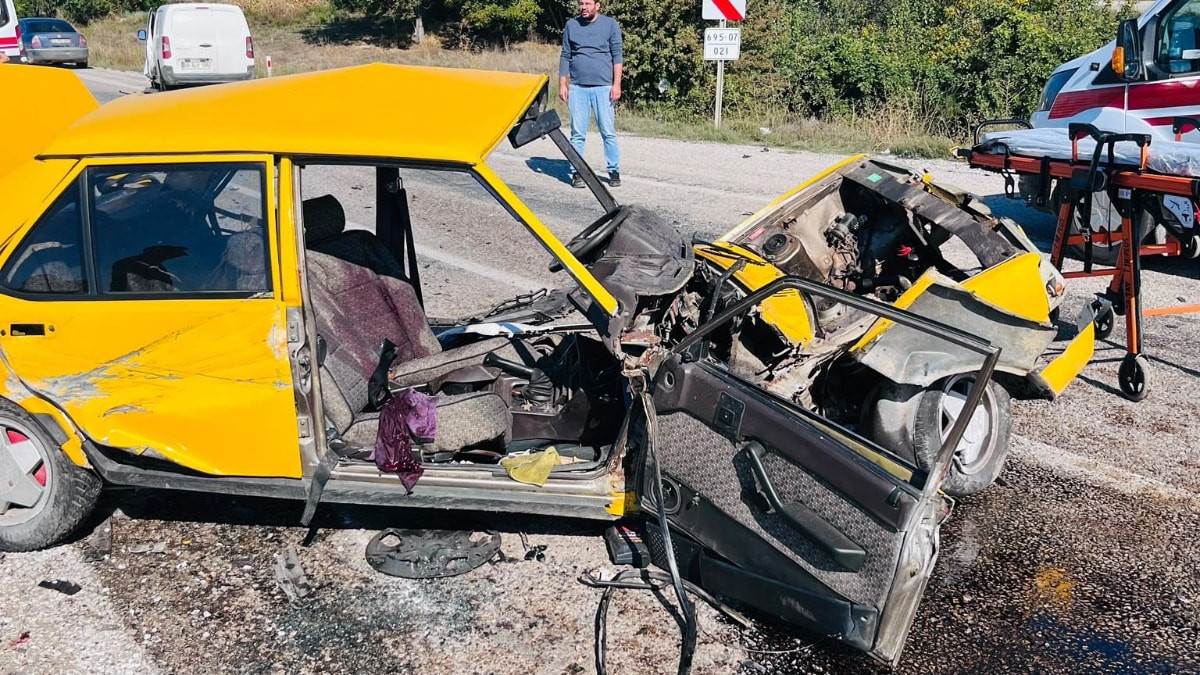 Konya'da minibüsle otomobilin çarpıştığı kazada 3 kişi hayatını kaybetti