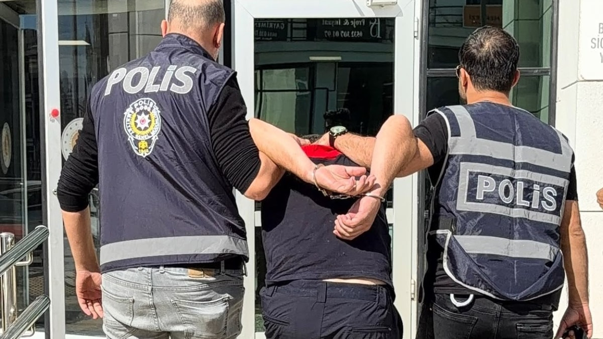 İzmir'de itfaiyeci eski sevgilisinin evini kundakladı: Hayati tehlikesi sürüyor