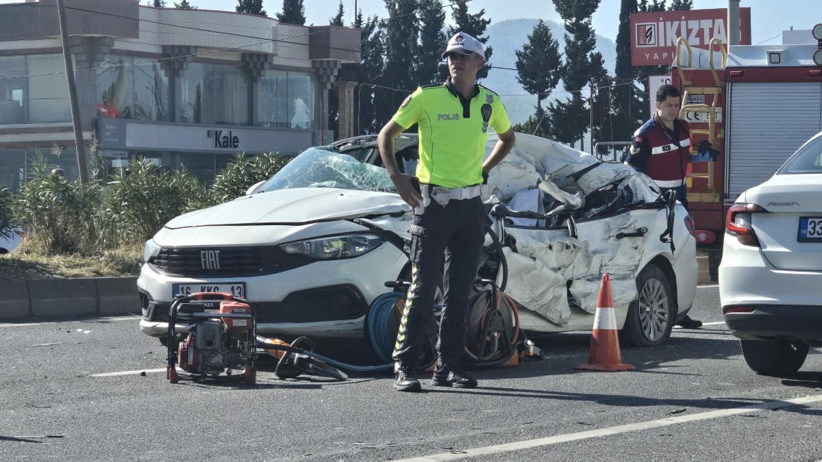 Muğla'da kamyonet ile otomobil çarpıştı: 1 ölü, 2 yaralı