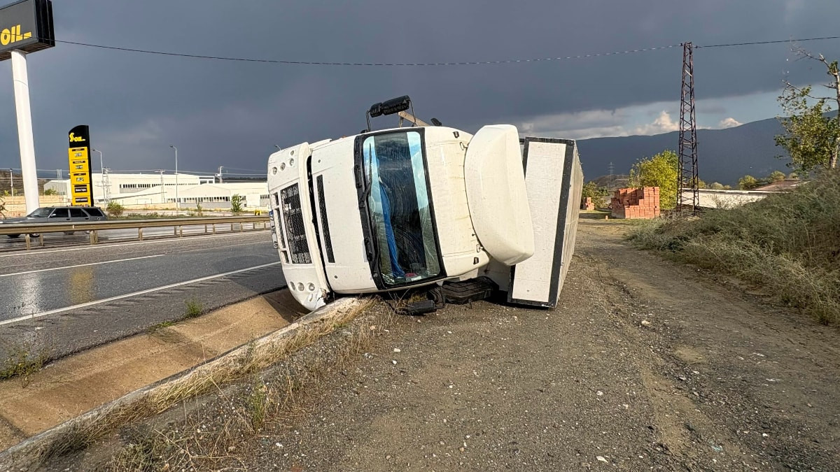 Kastamonu'da devrilen kamyondaki 2 kişi yaralandı