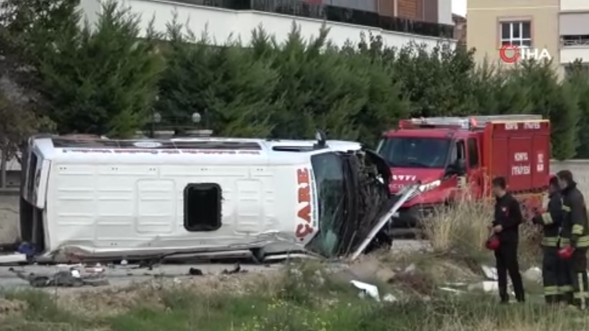 Konya'da servis minibüsü ile otomobil çarpıştı: 9 yaralı
