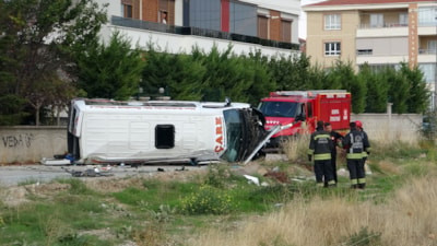 Konya'da servis minibüsü ile otomobilin çarpışması sonucu 9 kişi yaralandı