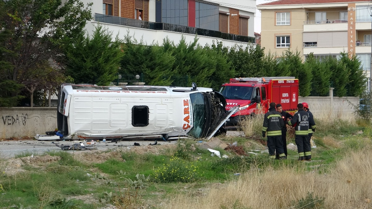 Konya'da servis minibüsü ile otomobilin çarpışması sonucu 9 kişi yaralandı