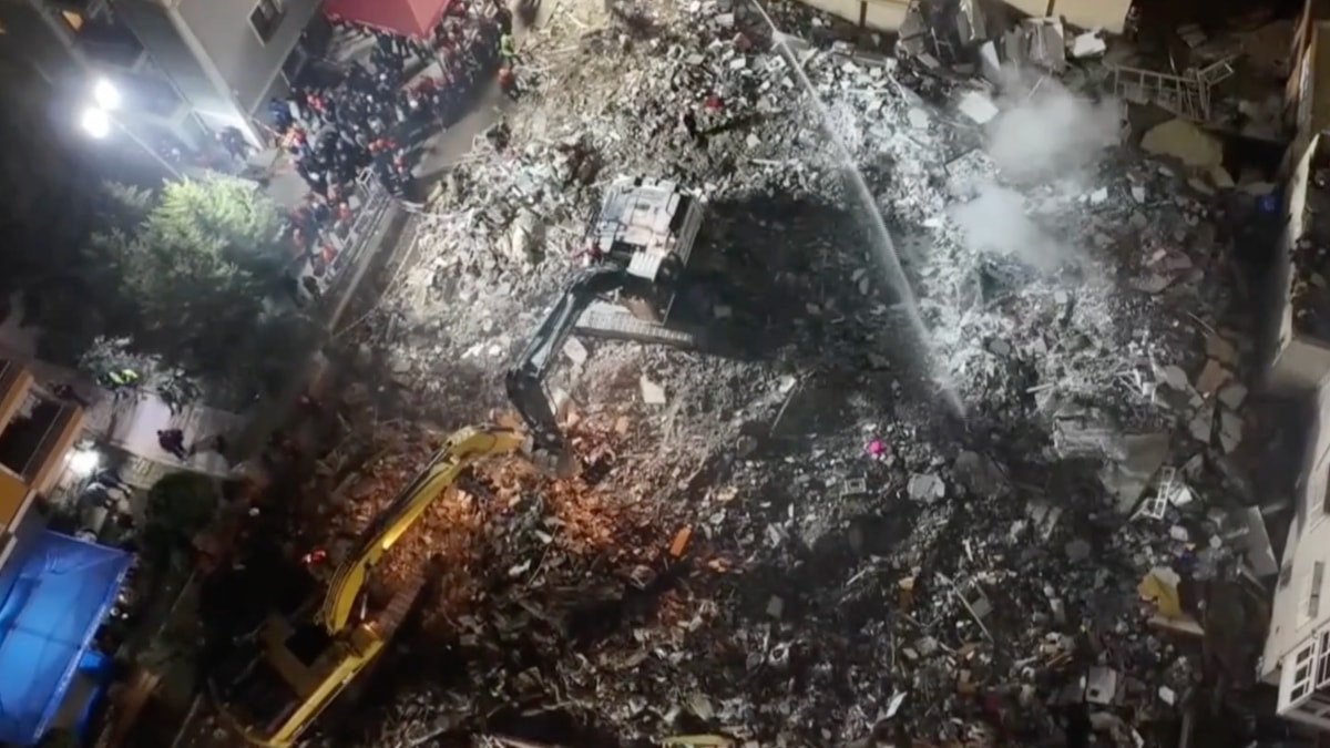 Maltepe'deki göçükte devam eden çalışmalar, drone ile görüntülendi
