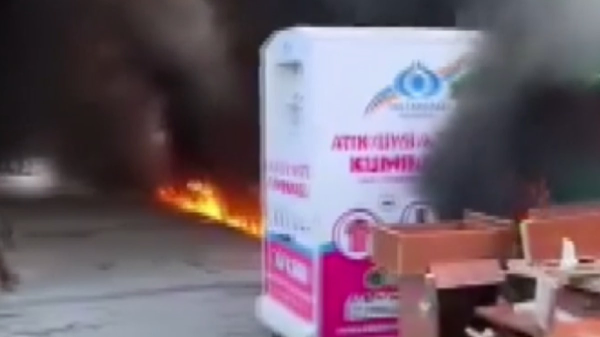 İstanbul'da çöpe dökülen tiner yangın çıkardı: Panik anları kameraya yansıdı