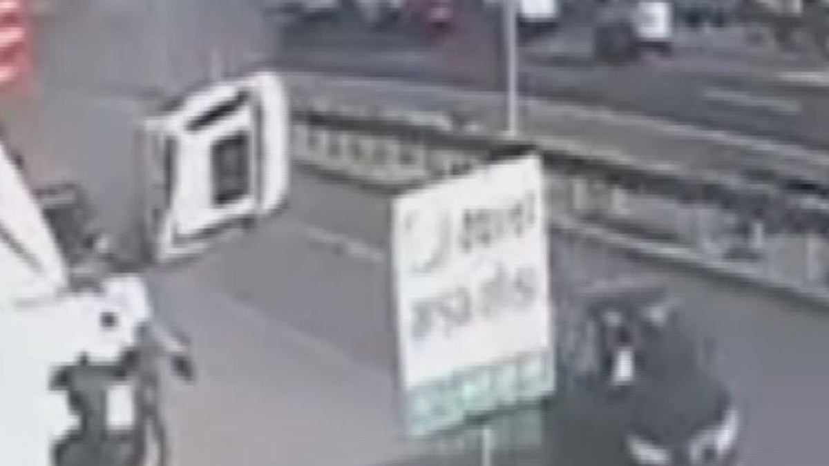 İstanbul Silivri'de 4 aracın karıştığı zincirleme kaza kamerada: 3 yaralı