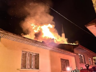 Manisa'da yanan evini izlerken fenalaşan kişi yaşamını yitirdi