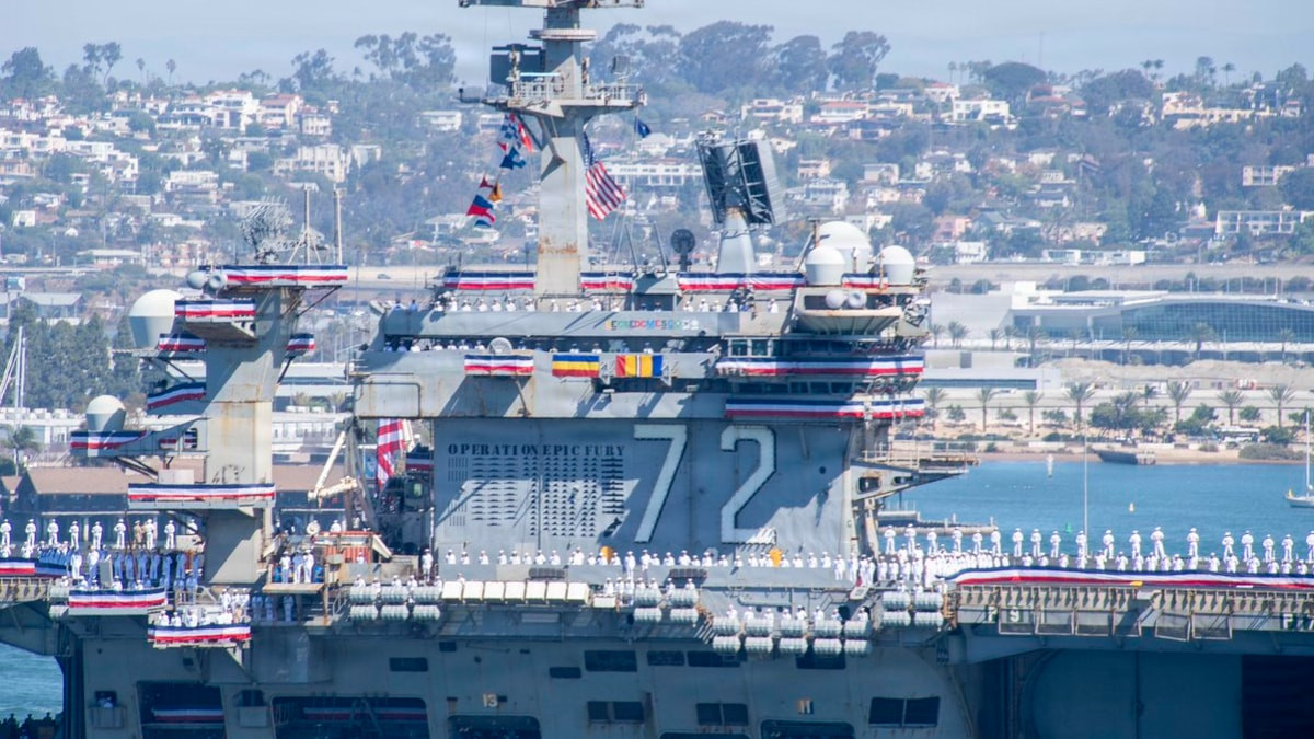 Orta Doğu'da görev yapan USS Abraham Lincoln gemisi 9 ay sonra ABD'ye döndü
