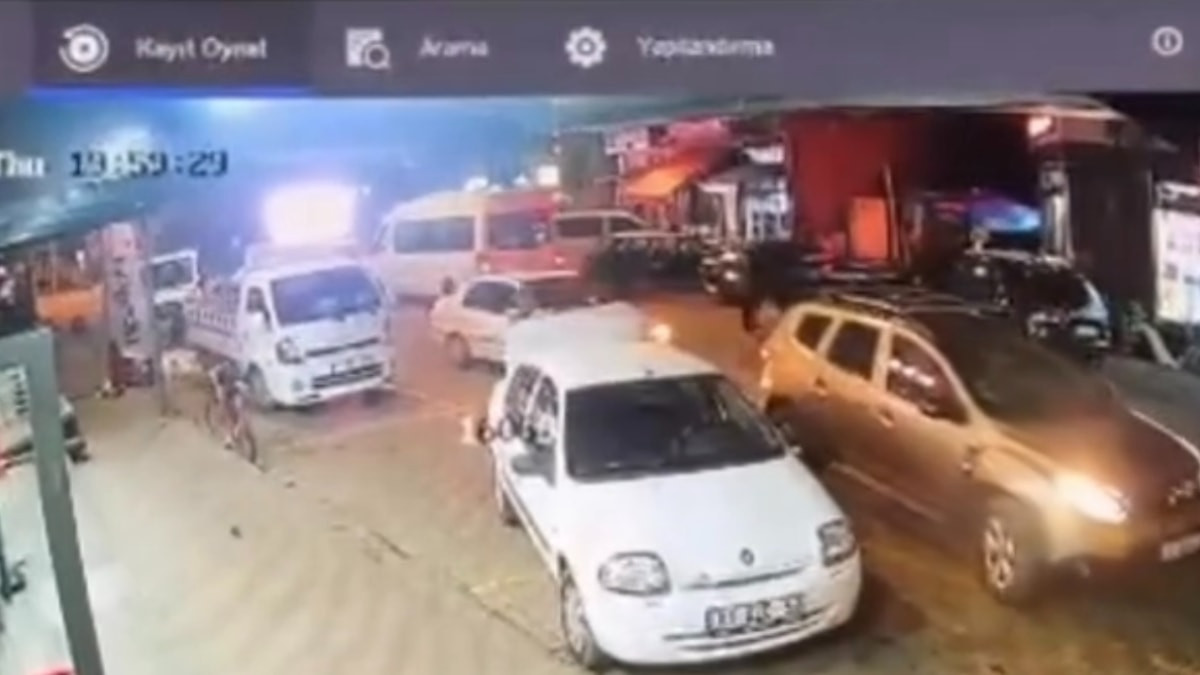 Bartın'da aracını park etmek isterken markete daldı