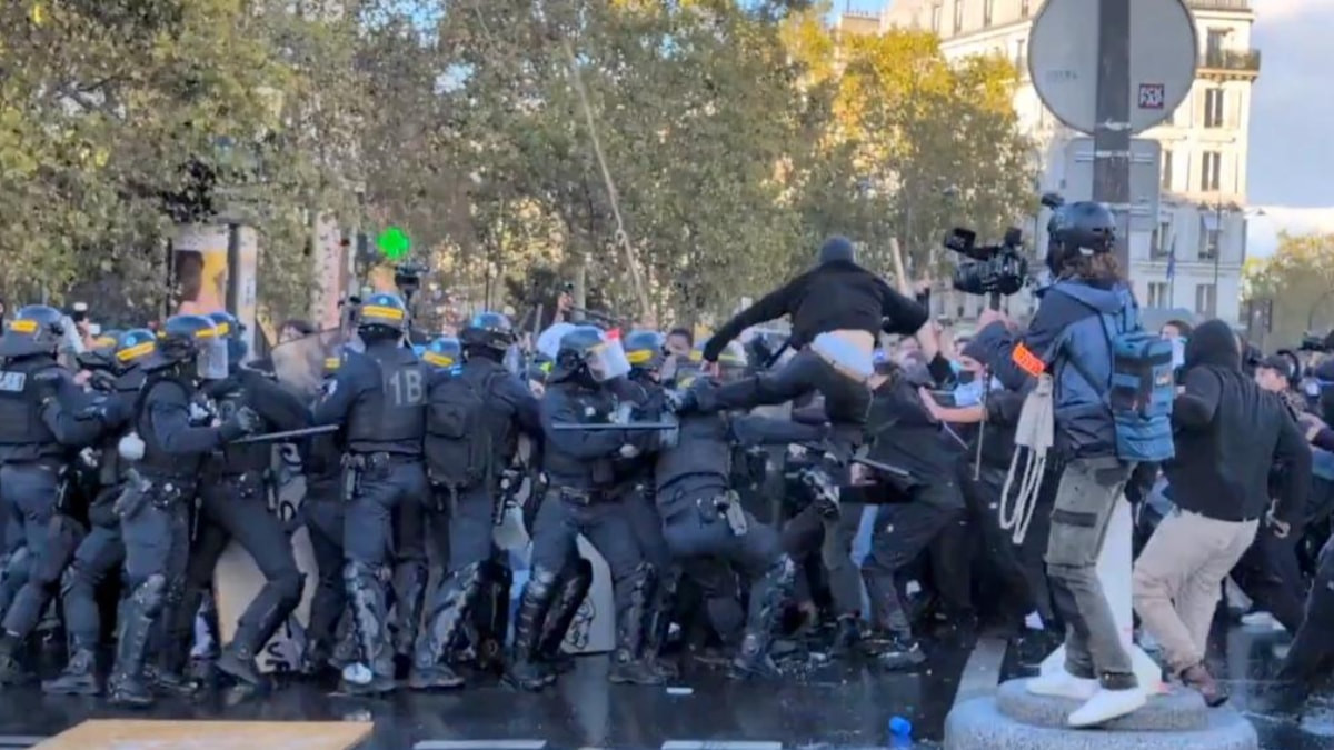 Fransa'da lise öğrencilerinin protestoları sokakları savaş alanına çevirdi