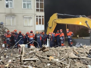 Maltepe'de çöken binanın betonunda deniz kabukları görüldü