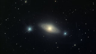 Hubble teleskobu, merkezi yana doğru dönen tuhaf bir galaksi tespit etti