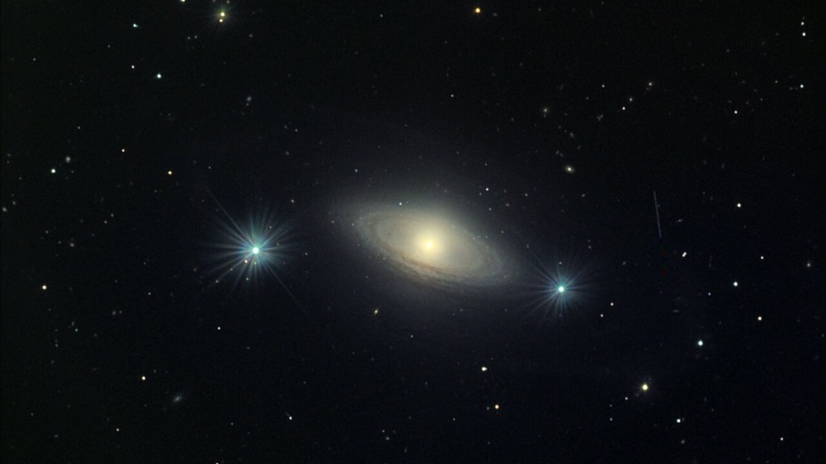 Hubble teleskobu, merkezi yana doğru dönen tuhaf bir galaksi tespit etti