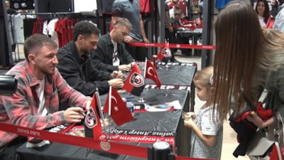 Gaziantep FK'lı oyuncular taraftarlarla imza gününde buluştu