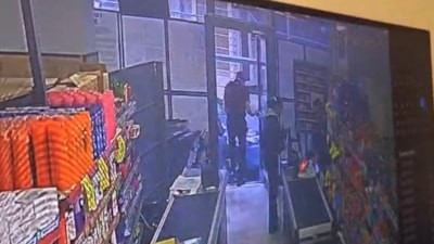 İstanbul'da marketten çıkan müşteriye çarpan otomobil kameraya yansıdı