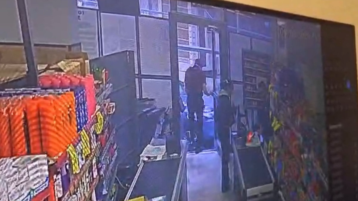 İstanbul'da marketten çıkan müşteriye çarpan otomobil kameraya yansıdı