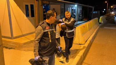 Denizli'de kendilerini polis olarak tanıtan 3 dolandırıcı Kütahya’da yakalandı