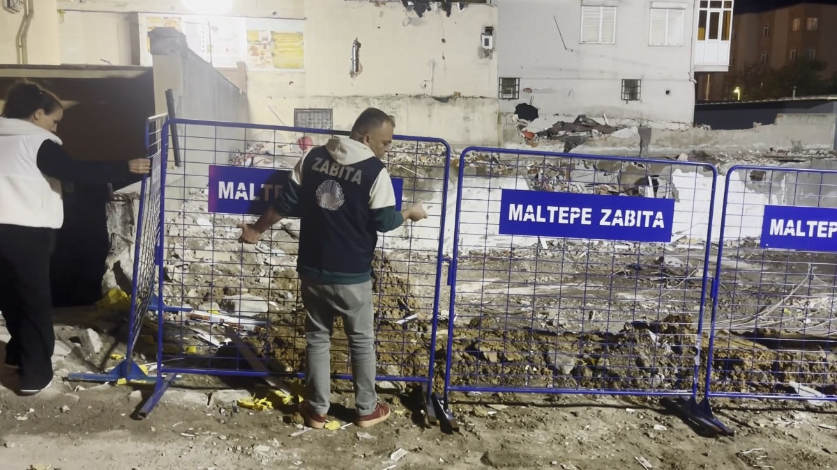 İstanbul'da çöken binanın enkaz kaldırma çalışmaları tamamlandı