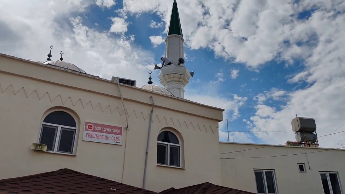 Hatay'da yıldırımın isabet ettiği camide elektronik eşyalar kullanılamaz hale geldi