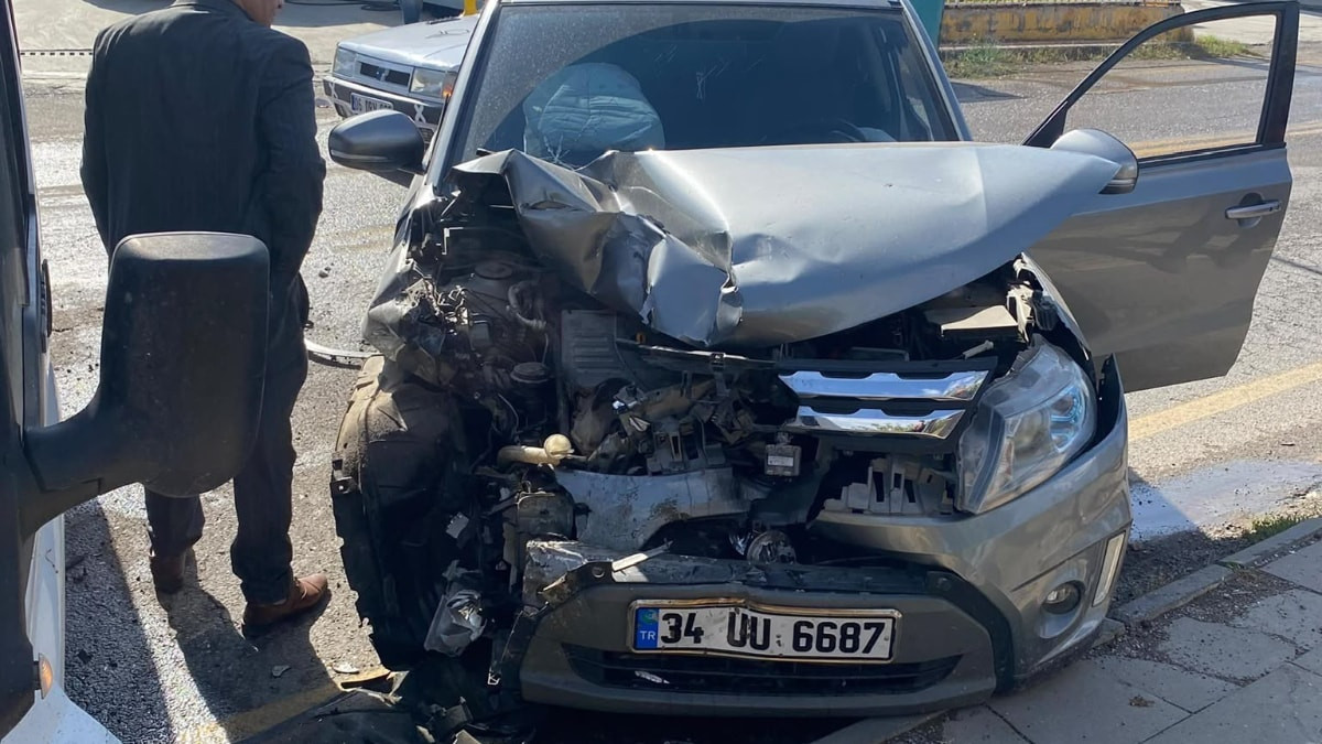 Siirt’te iki aracın çarpıştığı kazada 3 kişi hafif yaralandı
