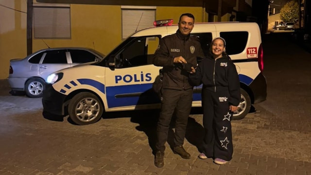 Kütahya'da 11 yaşındaki küçük kız bulduğu para dolu cüzdanı polise teslim etti