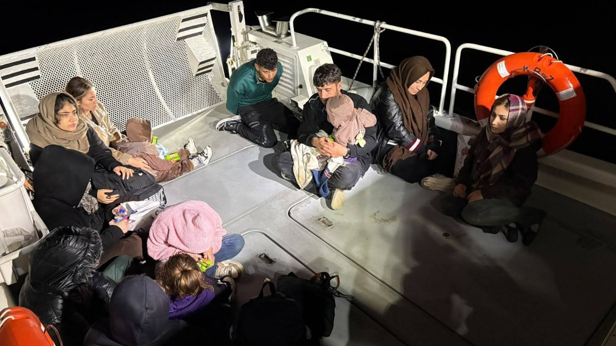 İzmir'de 13 düzensiz göçmen yakalandı