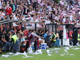 Sahaya kağıt uçak attılar! Rayo Vallecano - Athletic Bilbao maçı yarıda kaldı