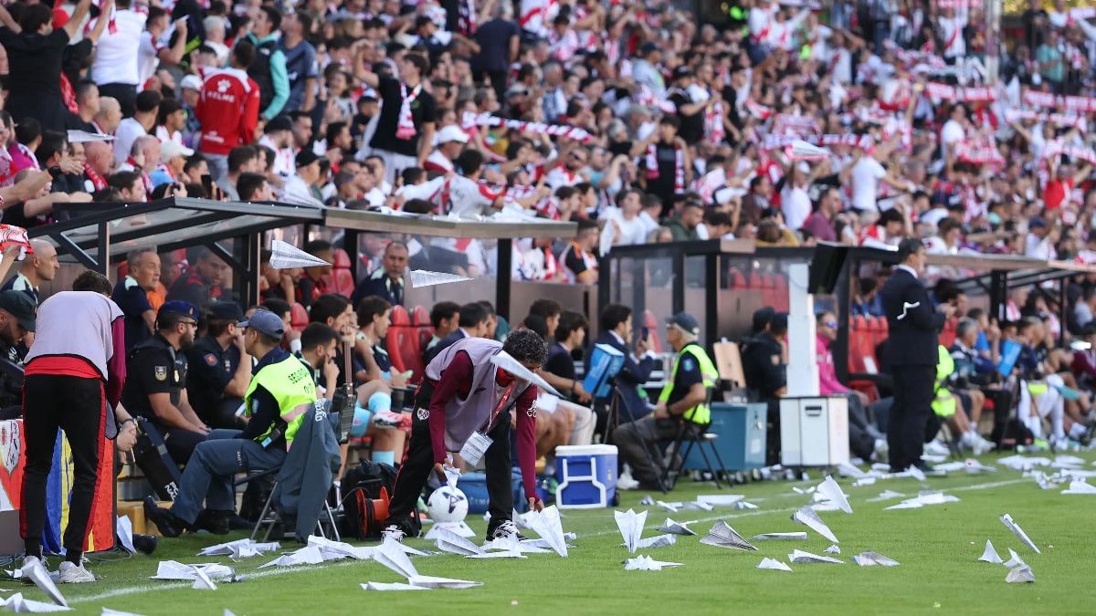 Sahaya kağıt uçak attılar! Rayo Vallecano - Athletic Bilbao maçı yarıda kaldı