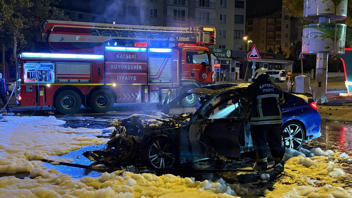 Kayseri'de park halindeki otomobile ve ağaca çarpan otomobil alev aldı: 1'i ağır, 2 yaralı