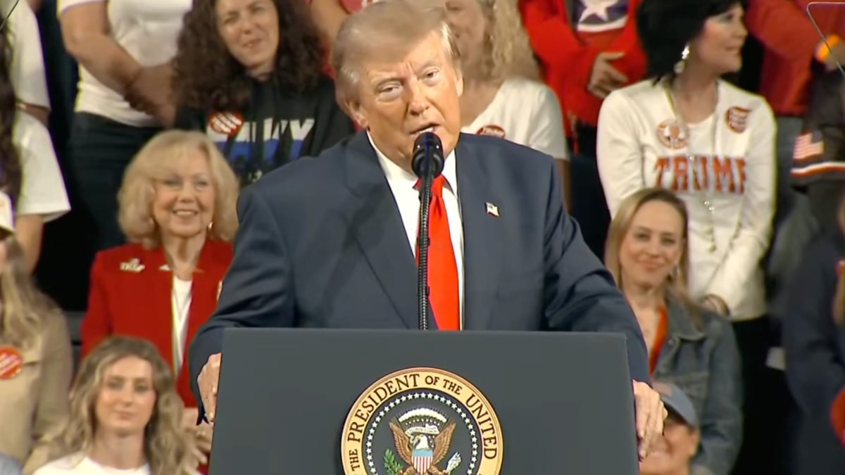 Donald Trump'tan seçmenlerine: En aptalca şeyleri söylesem bile siz alkışlarsınız