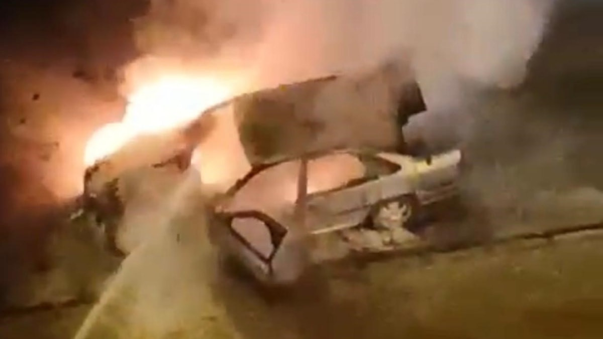 Kayseri’de park halindeki otomobil alev alev yandı