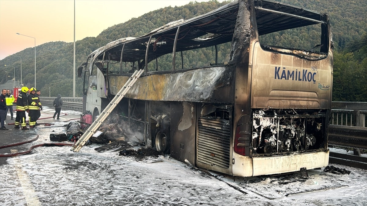 Anadolu Otoyolu'nda seyir halindeki yolcu otobüsünde yangın