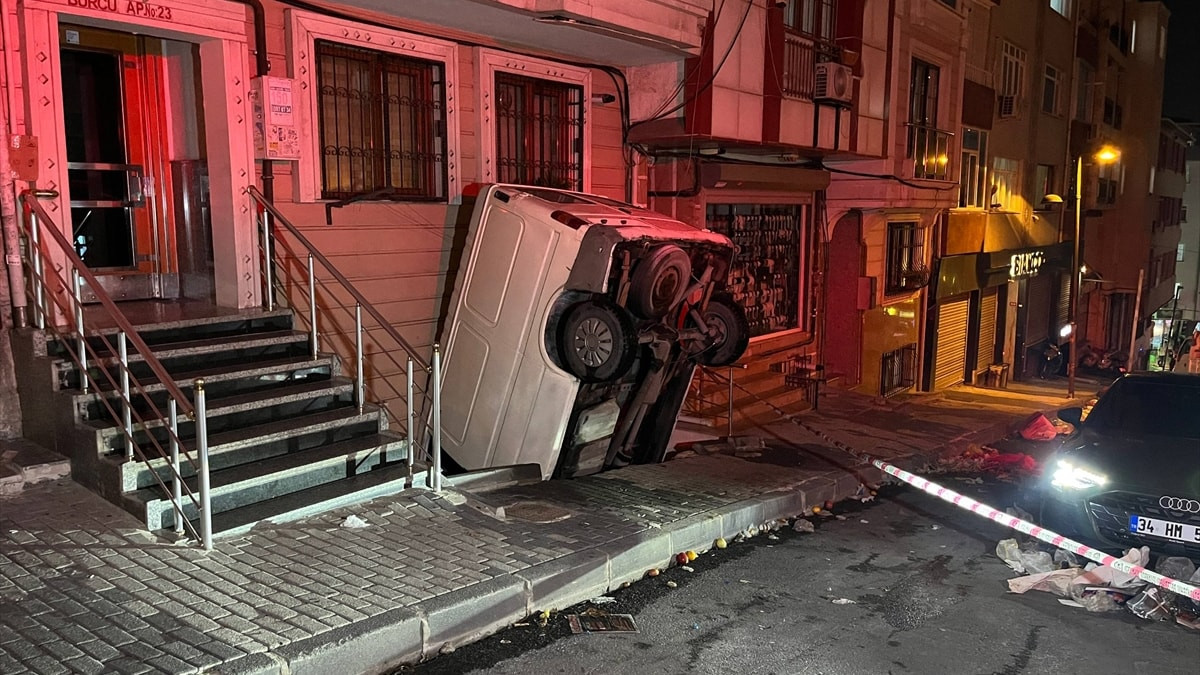 Şişli’de panelvan, apartman boşluğuna düştü: Sürücü yaralandı
