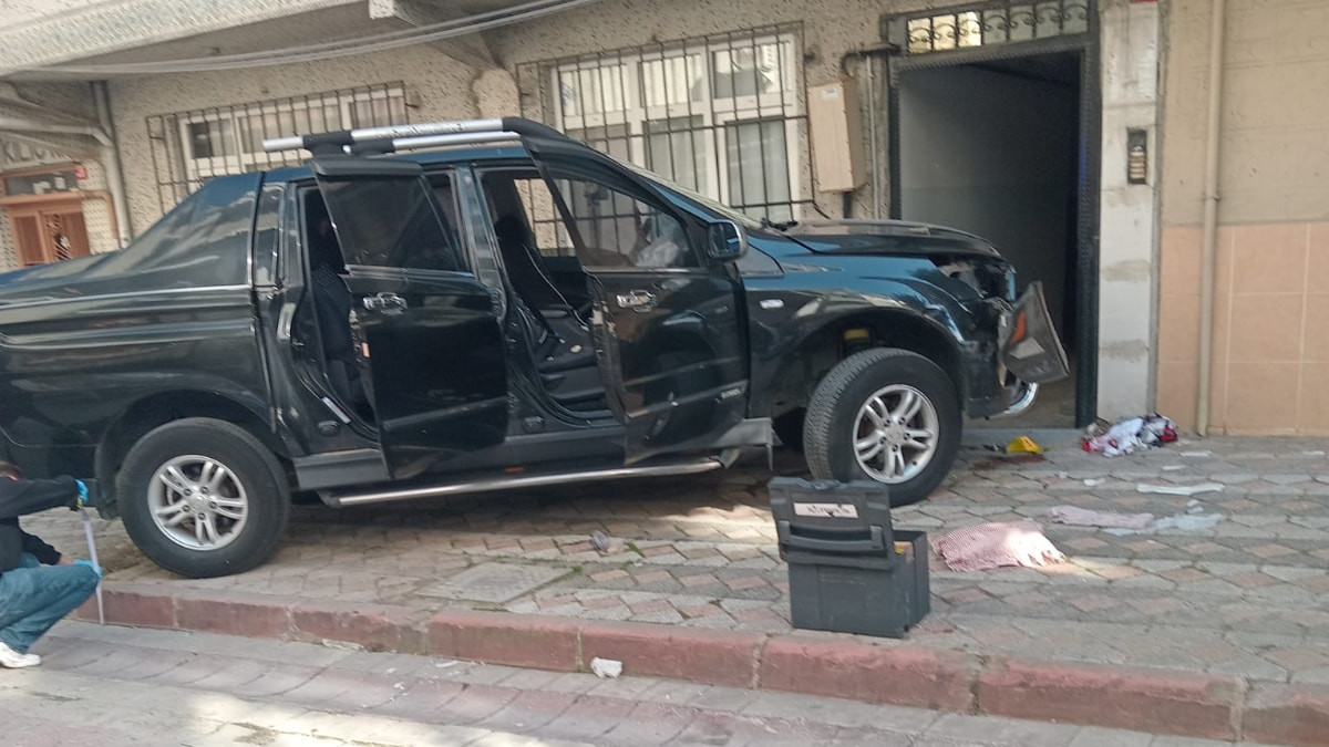 İstanbul'da kadın sürücünün aracını park ederken çarptığı dini nikahlı eşi öldü