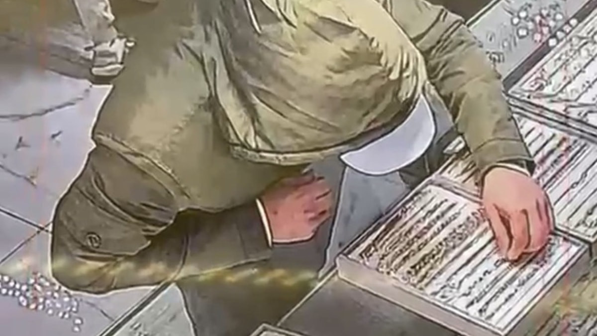 Kocaeli'de sahte altınla geldiği kuyumcudan altın bilezik çalıp kaştı