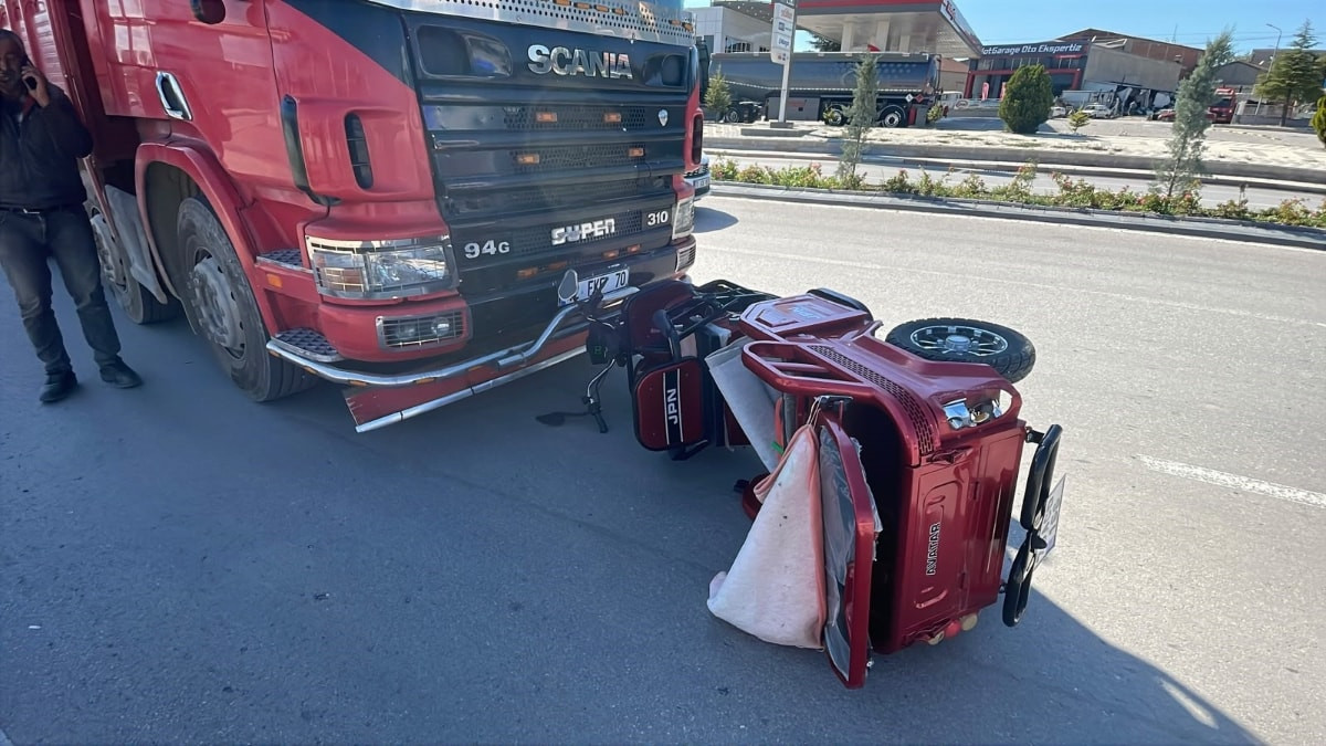 Karaman'da kamyonla çarpışan elektrikli bisiklet 10 metre sürüklendi