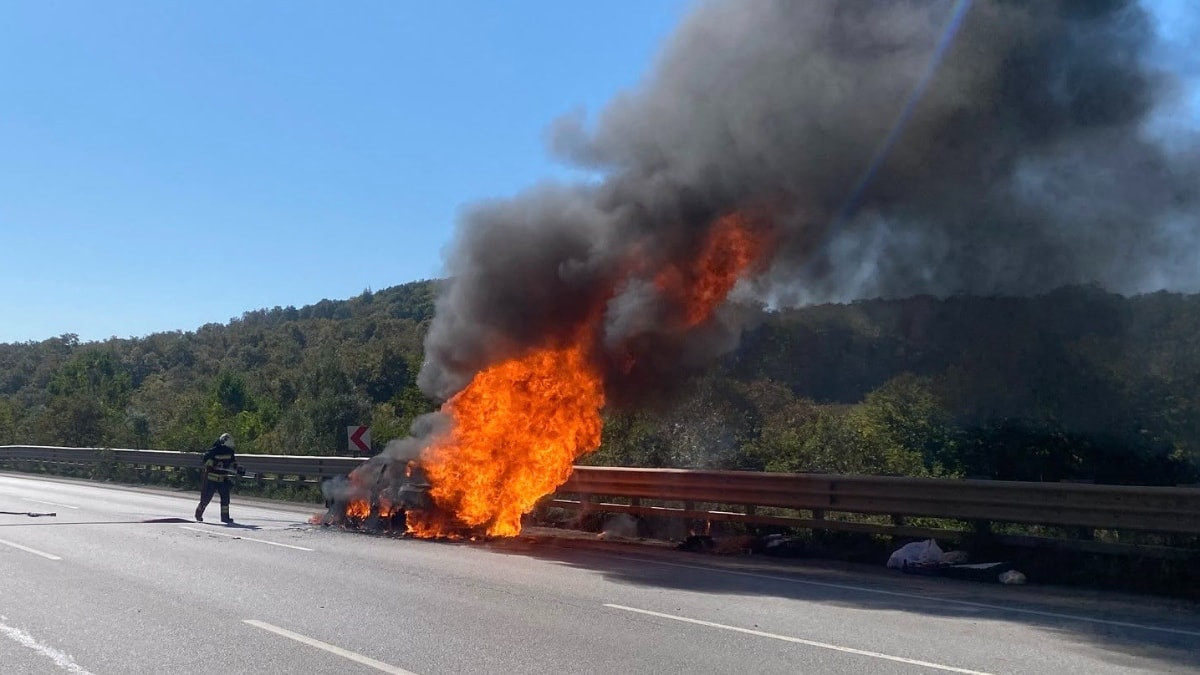 Samsun'da seyir halindeki otomobil alevlere kapılarak kullanılamaz hale geldi