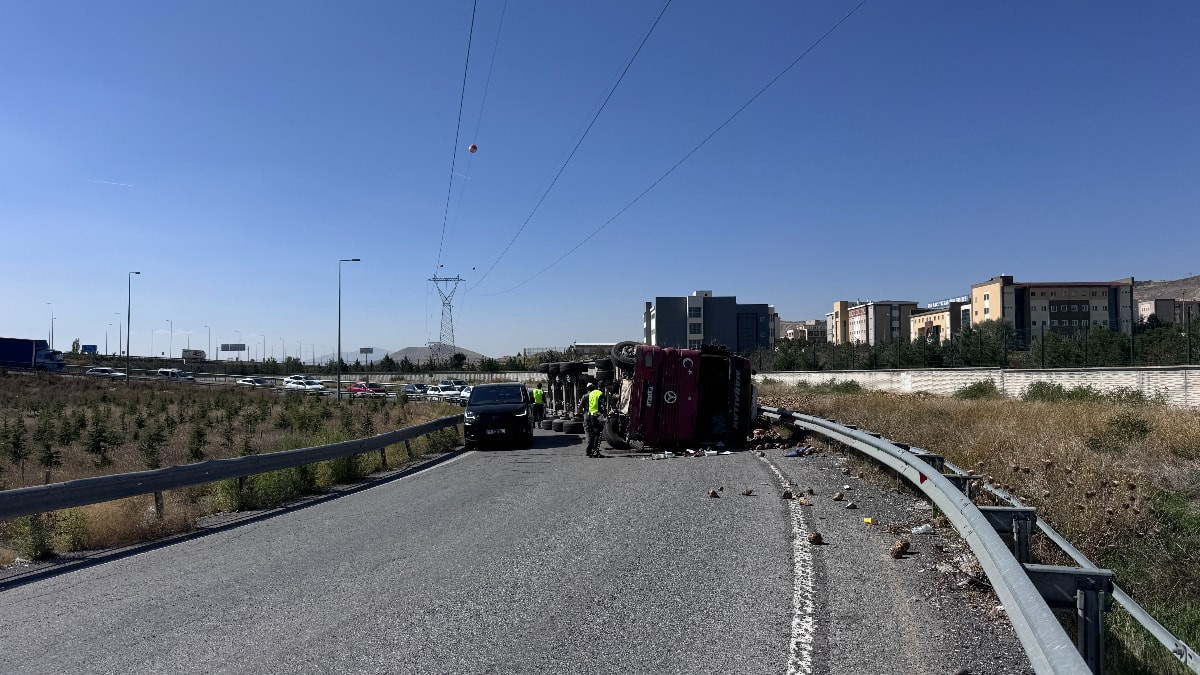 Kayseri'de virajı alamayan pancar yüklü tır devrildi