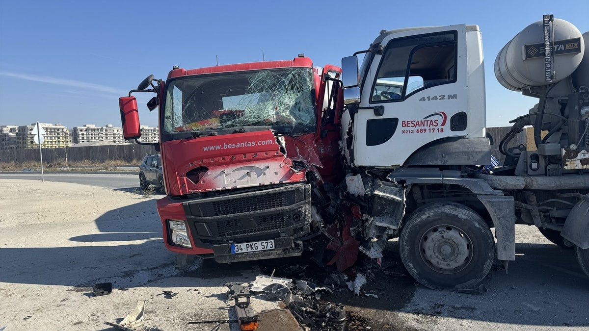 İstanbul'da iki beton mikseri çarpıştı: Sürücüleri yaralandı